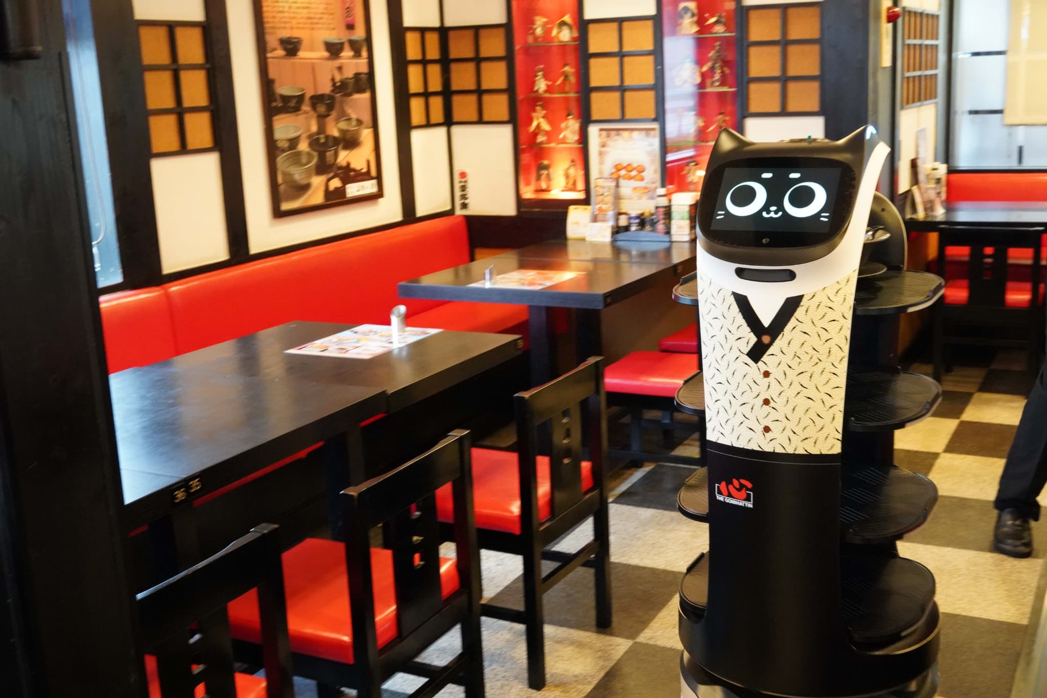飲食業界で注目されている配膳ロボットとは？機能や役割を詳しく解説