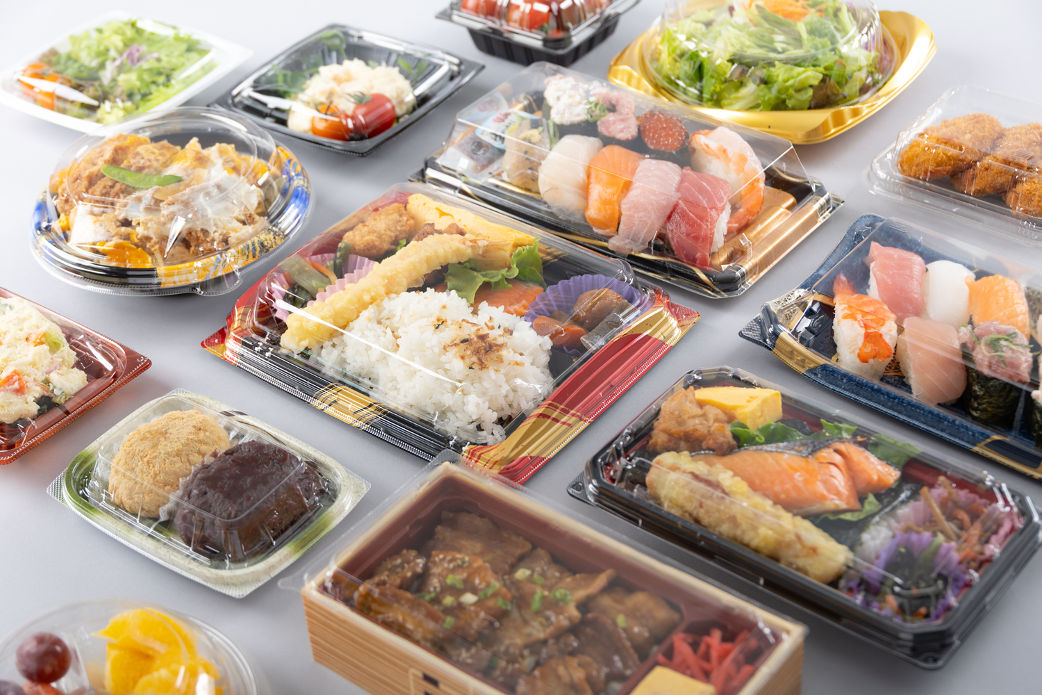 食品トレーの役割とは？環境配慮型素材やリサイクルへの取り組みを解説